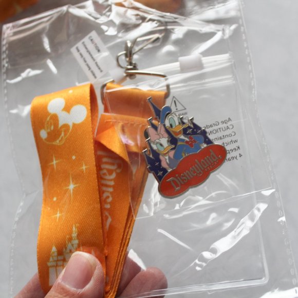 Disneyland Lanyard & Collector Pin with ID Ticket Holder NEW Donald Daisy - Picture 2 of 4